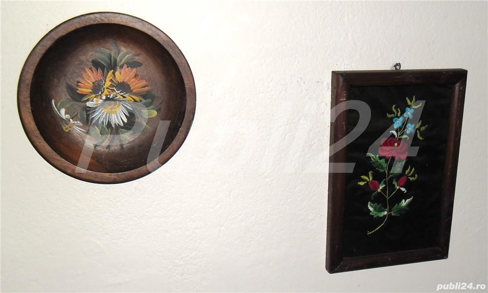 Tablou flori brodate și farfurie decorativă lemn Tablou flori brodate și farfurie decorativă lemn