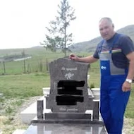 Monumente Funerare