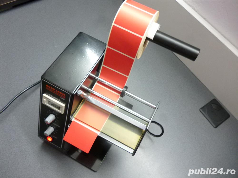 Distribuitor automat de etichete autoadezive