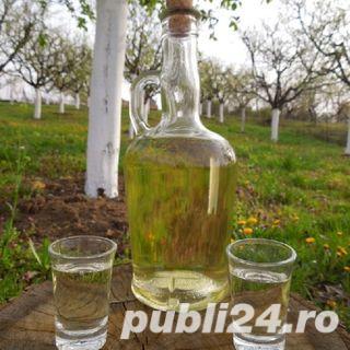 Palinca si rachiu din prune realizate traditional . Palinca si rachiu din prune realizate traditional .
