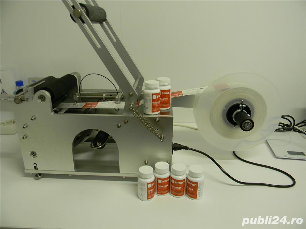 Masina etichetare recipiente cilindrice din plastic