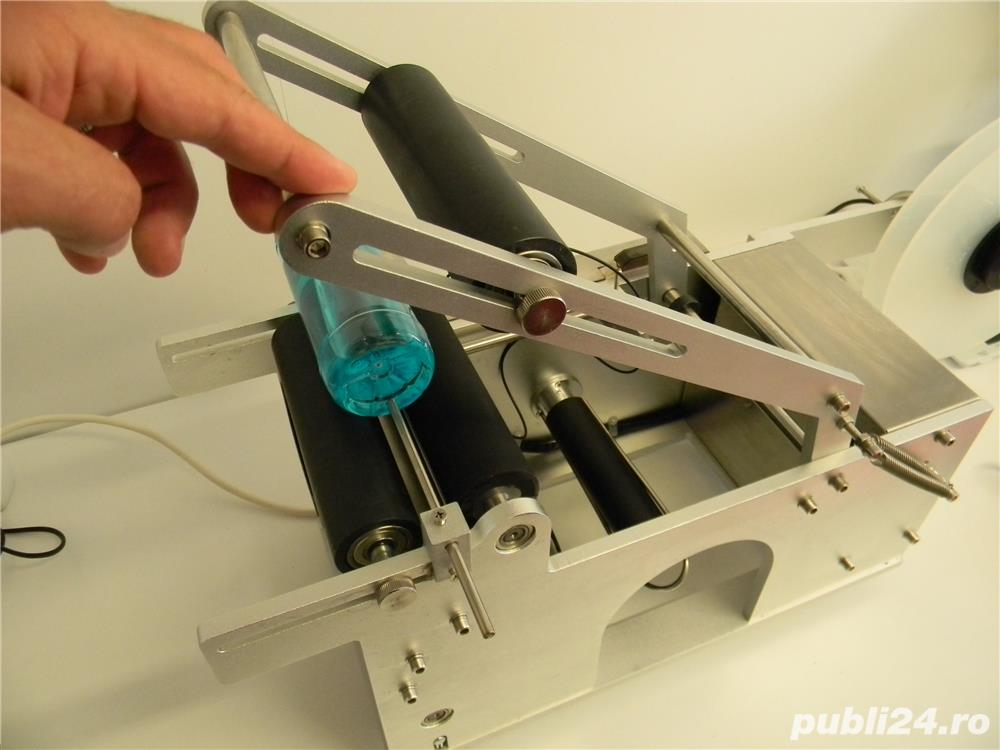 Masina etichetat recipiente cilindrice