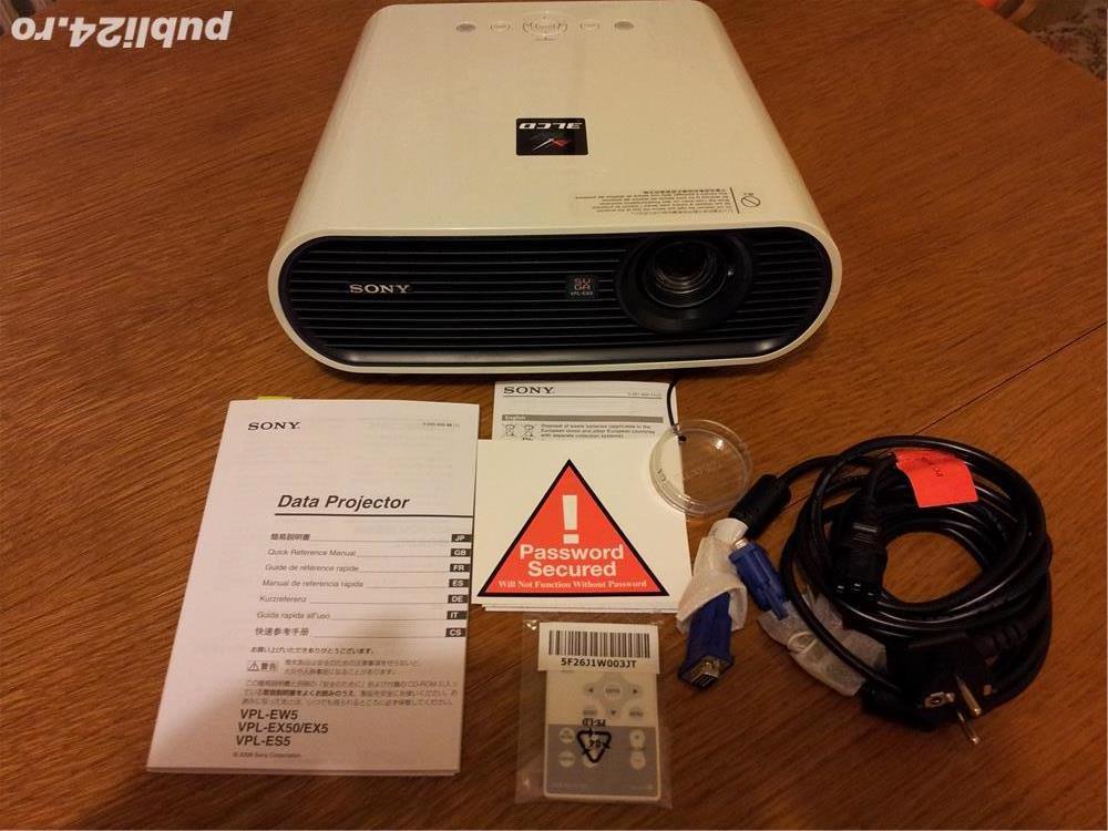 Videoproiector dataproiector video data proiector - SONY VPL SV5 - rezolutie SVGA , geanta 