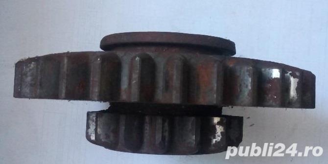 Angrenaj roti dintate Ø 170/90 mm pe arbore canelat. Angrenaj roti dintate Ø 170/90 mm pe arbore canelat.