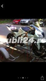 Transport motociclete solo/cu atas/ATV-uri cu remorca specializata,cu rampa de incarcare si chingi Transport motociclete solo/cu atas/ATV-uri cu remorca specializata,cu rampa de incarcare si chingi