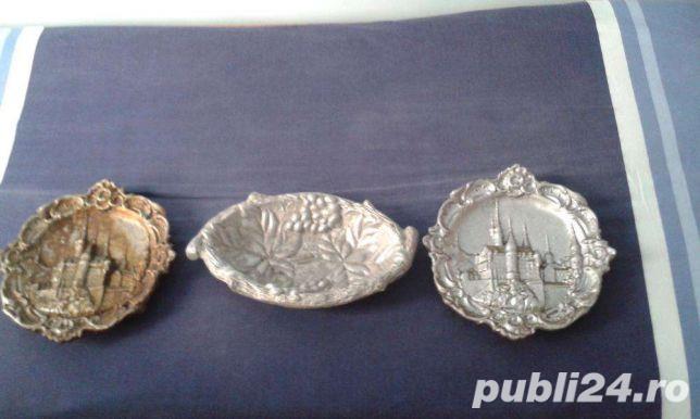 Vand 3 farfurii si o fructiera din metal,diam.27cm