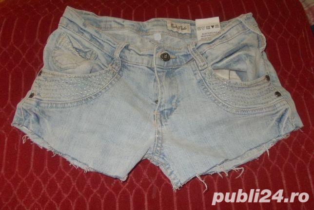 pantaloni scurti de blugi, model superb, denim elastic, stare perfecta, marimi S, M, L pantaloni scurti de blugi, model superb, denim elastic, stare perfecta, marimi S, M, L