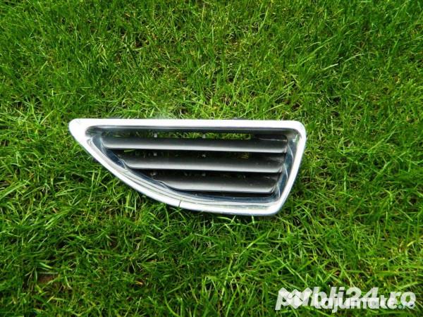 Grila-ornament dreapta capota Renault Megane 1