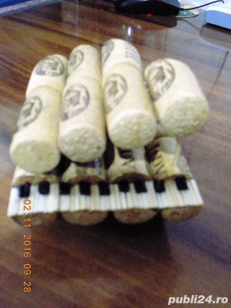 Pian decorativ din dopuri de pluta