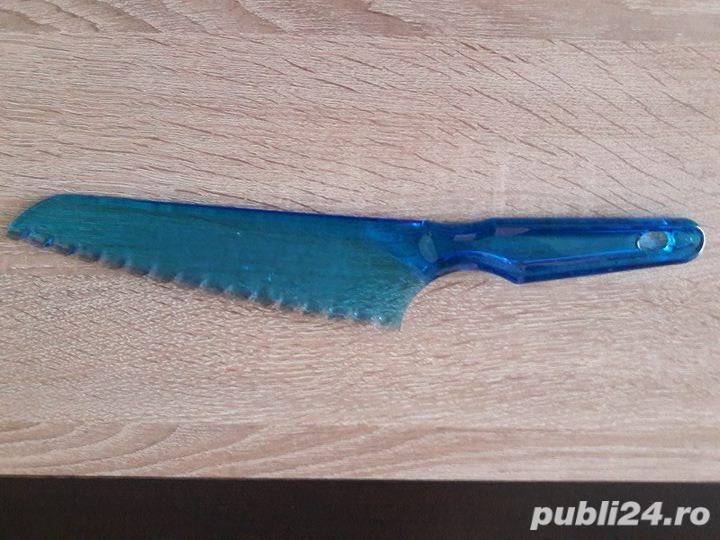 Cutit de plastic cu lama zimtata Cutit de plastic cu lama zimtata
