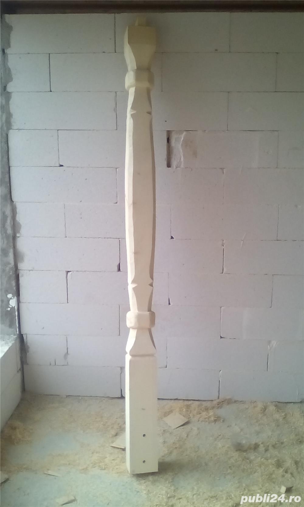 Stilpi din lemn sculptati