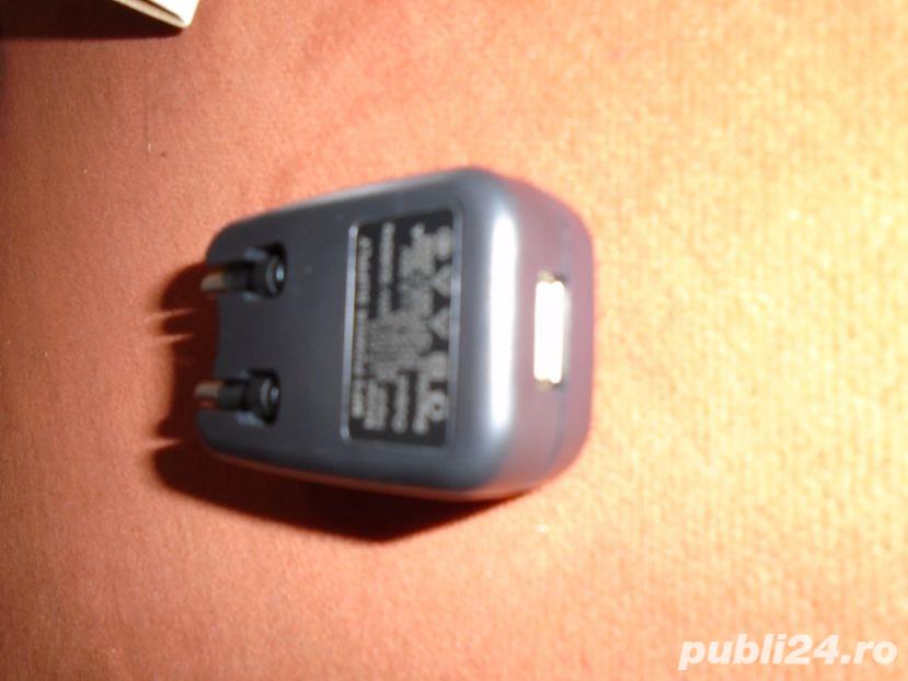 Alimentator 220 V/ incarcator USB pentru telefon/ MP3 