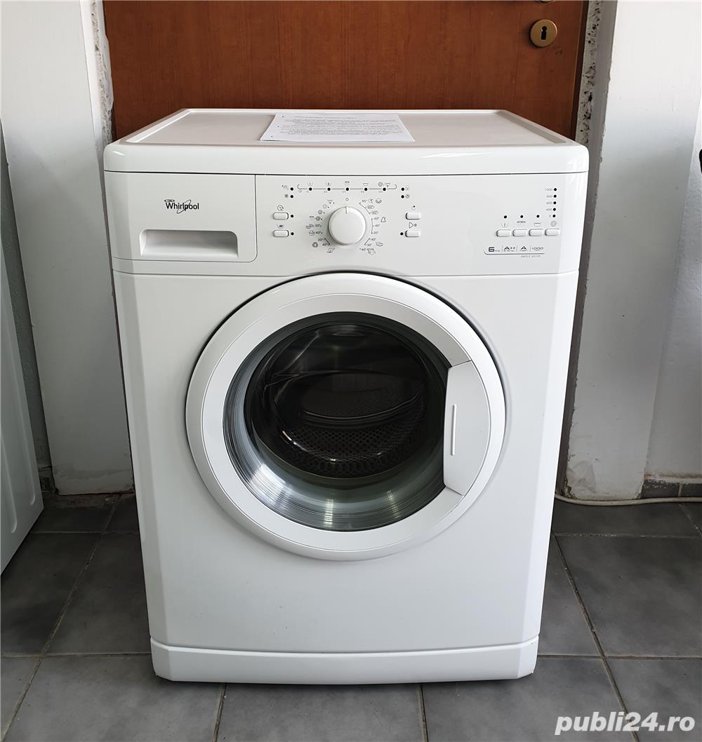 Mașină de spălat rufe Whirlpool.  