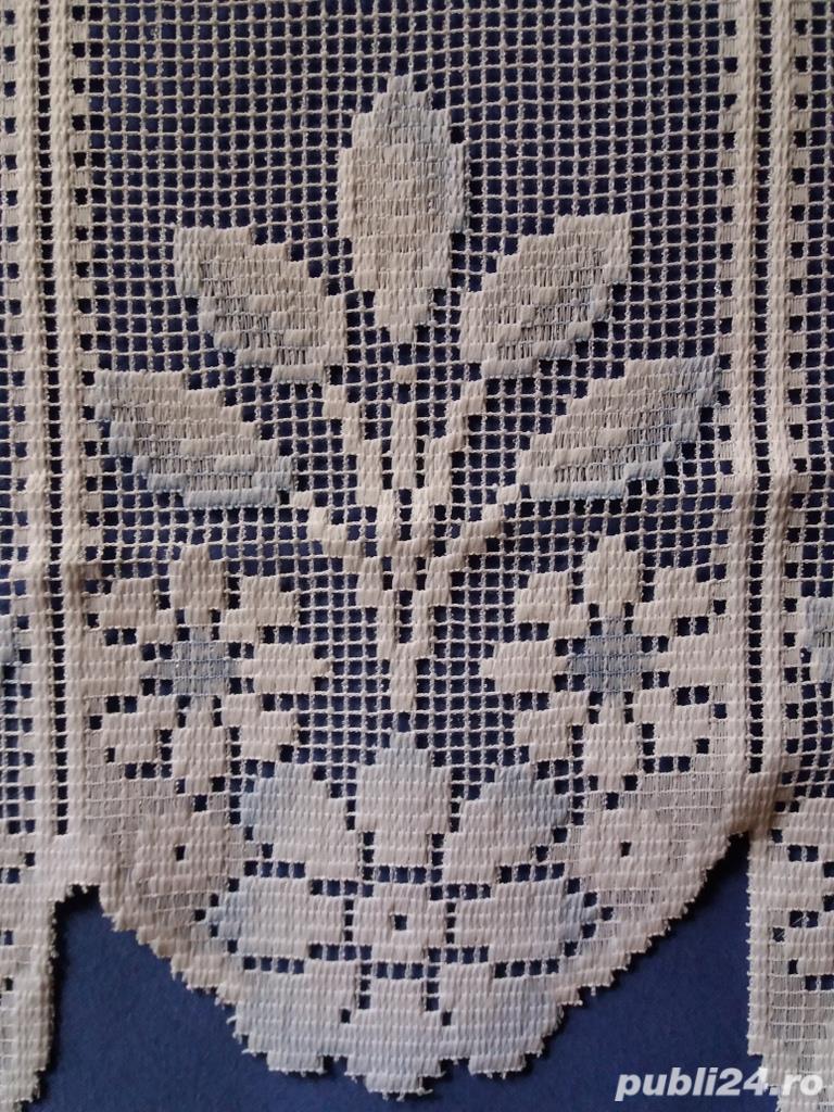 Perdea alba- NOUA- model vintaje cu flori albe si tenta bleu