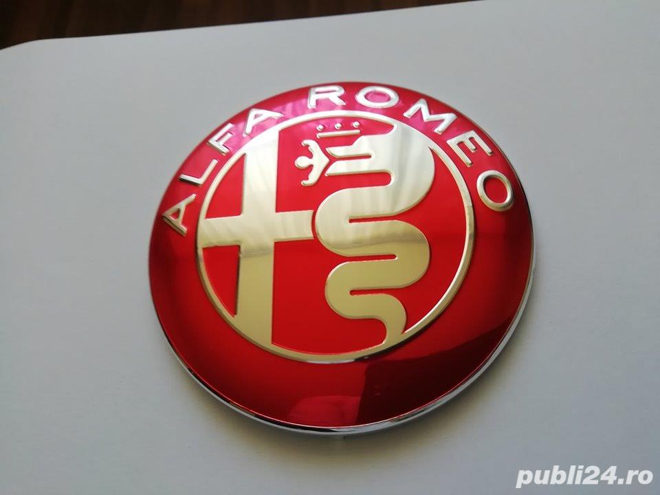 Emblema Alfa Romeo 74 mm capotă/portbagaj culoare pe roșu