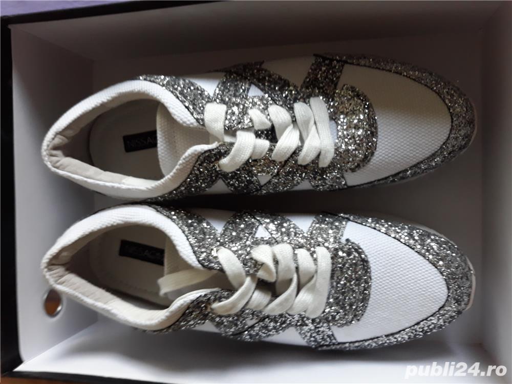 Pantofi noi ,albi cu inserții argintii din piele