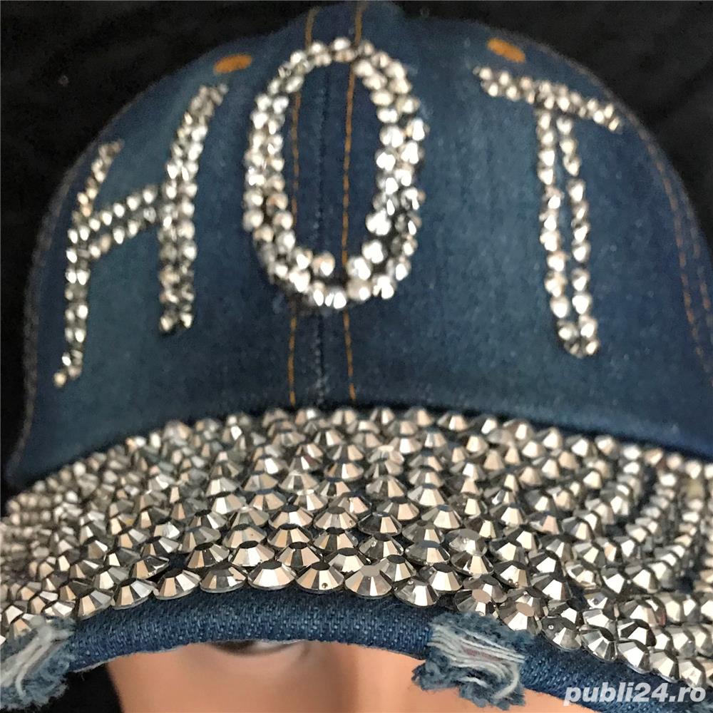 Sapca albastra unisex blugi blue jeans cozoroc accesorii tinte argintii logo hot dama barbati