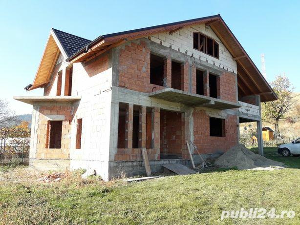 Constructor case la rosu si finisaje