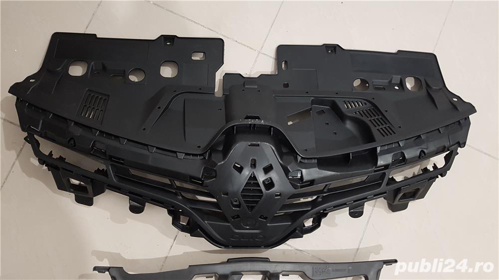 Grila superioară bara fata Renault Clio 2016