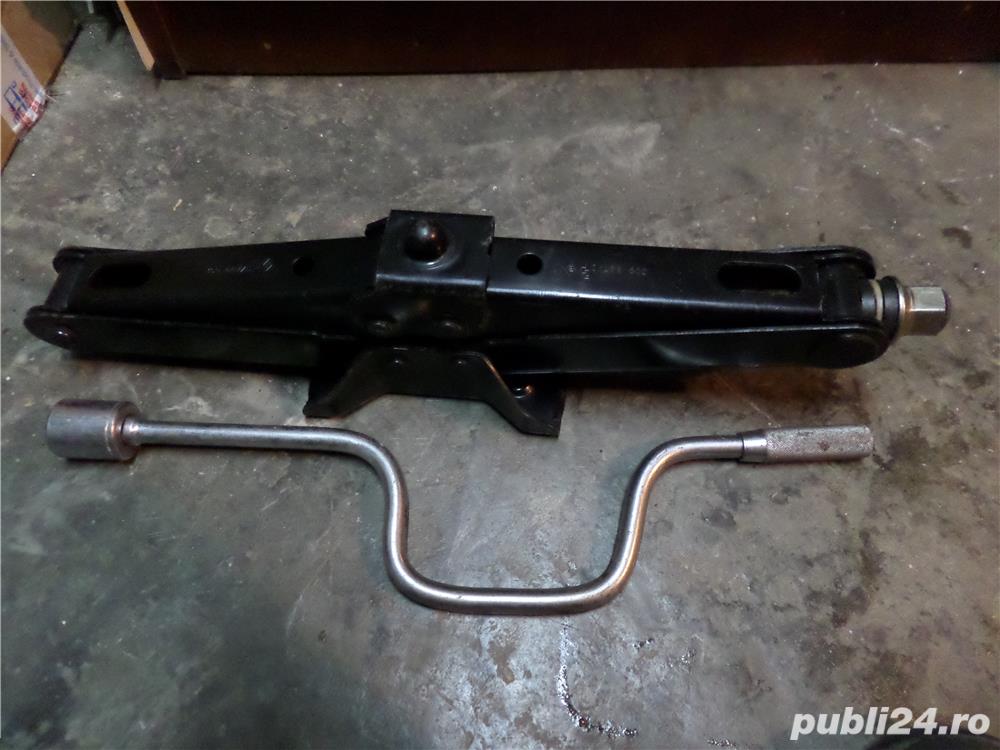 Vand cric ptr jeep sau utilitara 