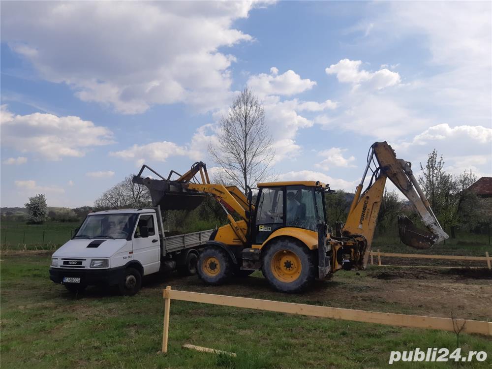 Buldo-excavator cu cupa multifunctionala si picon