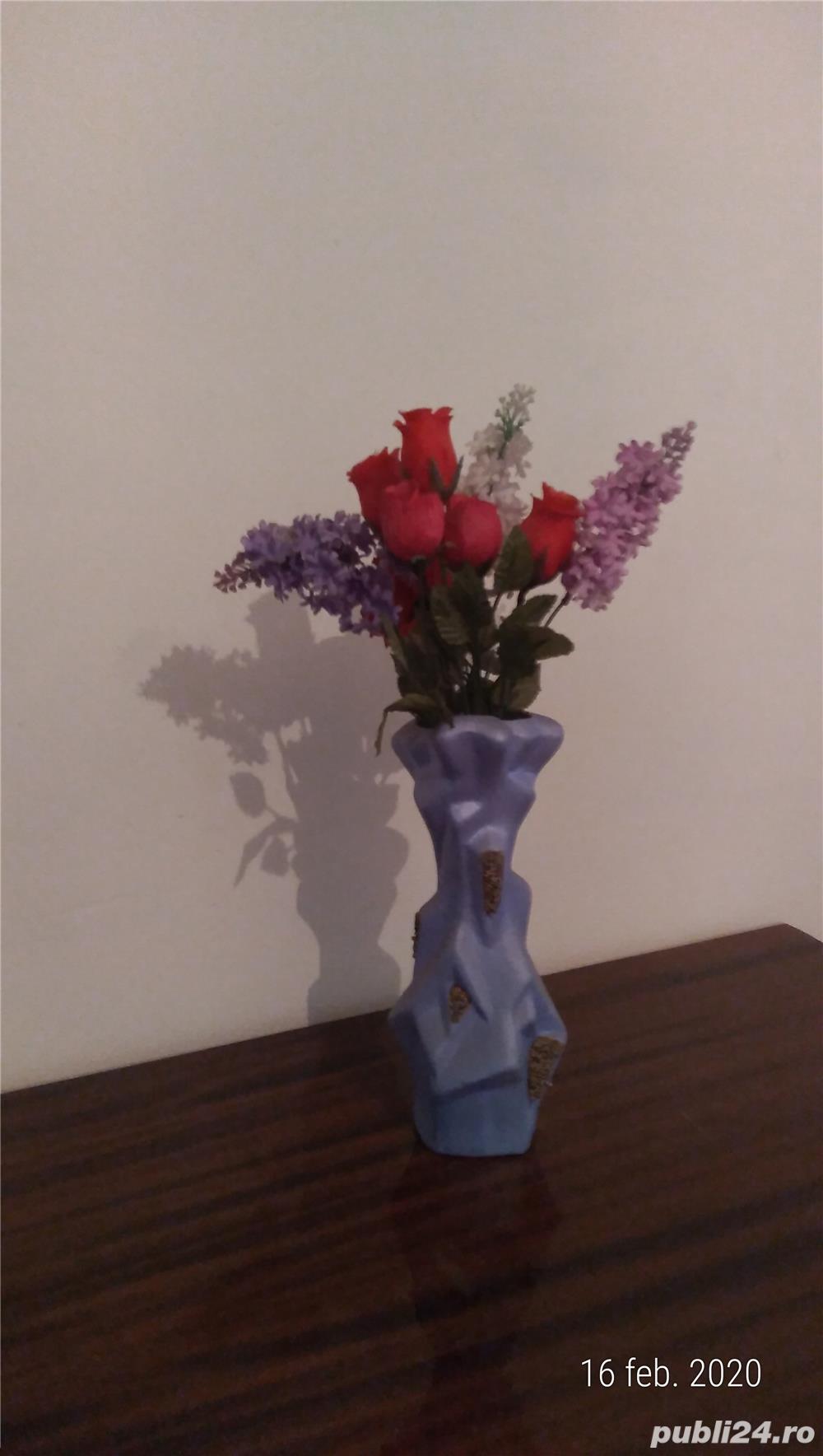 Vaza bleu cu auriu din material ceramic