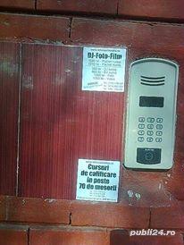 Lipim afise la intrarea in bloc