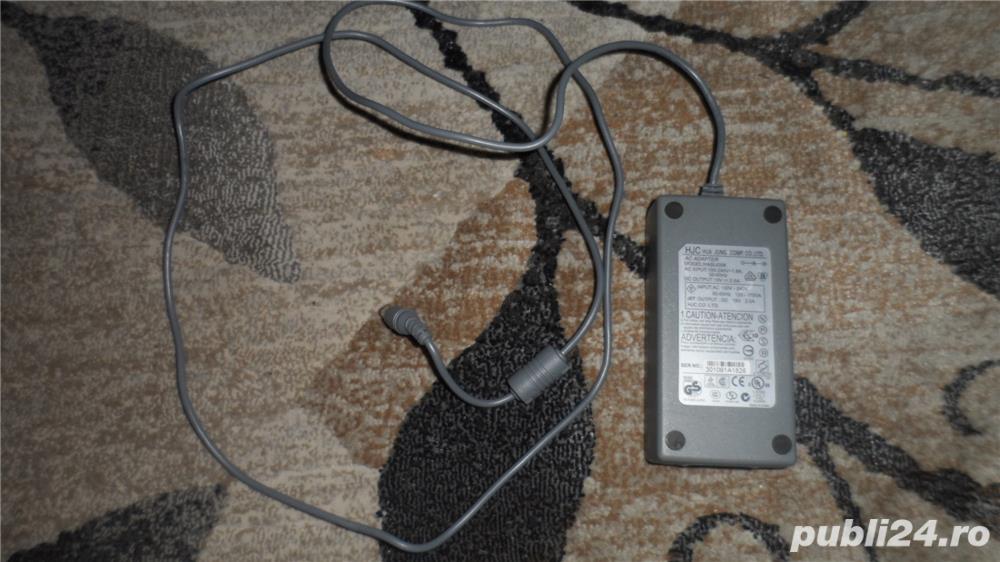 Alimentator laptop calculator input 100v-240v output 19v 2.5A