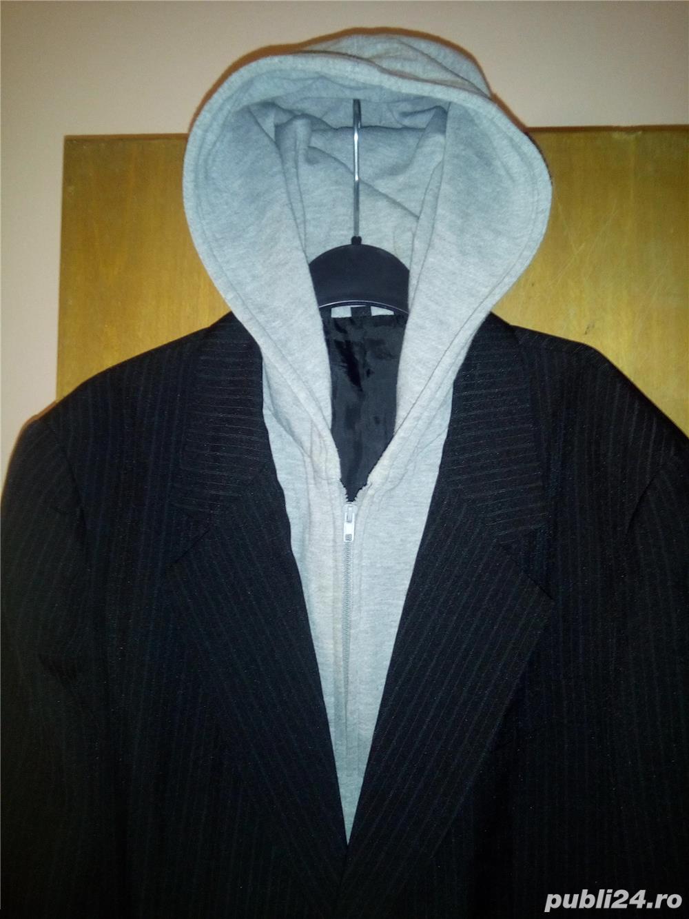 Vand haina sport cu hanorac,produs de calitate noua.mar.M