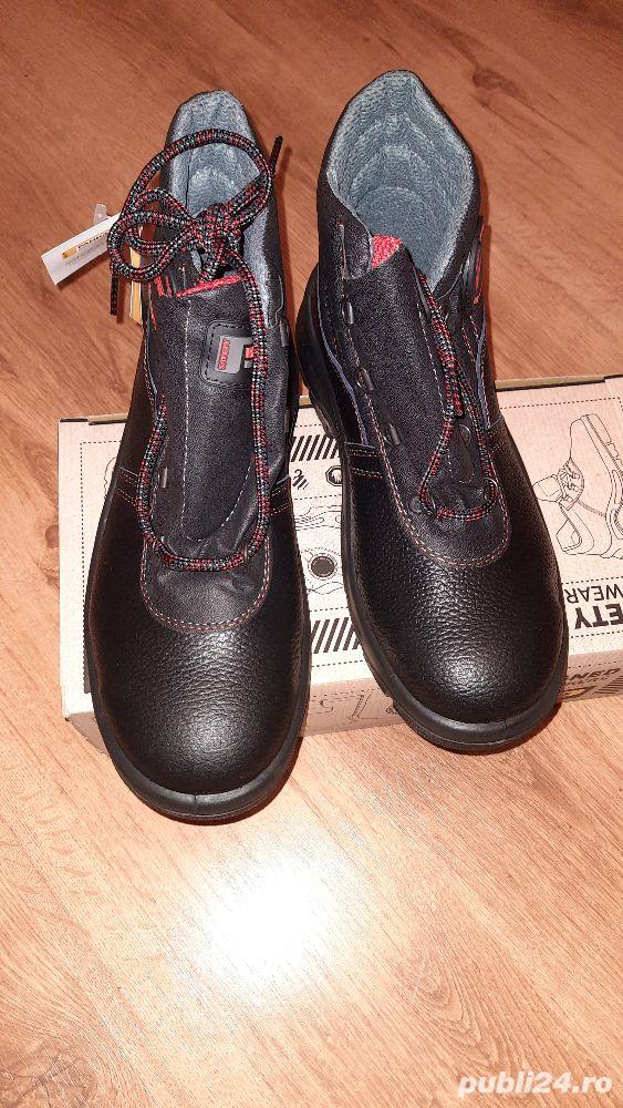 Bocanci de protectie cu bombeu metalic, marimea 40,41 NOU !