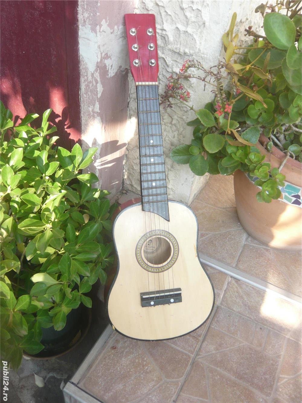 Mini Chitara marime ca o mandolina 25 '', denumita si '' ukulele '' 