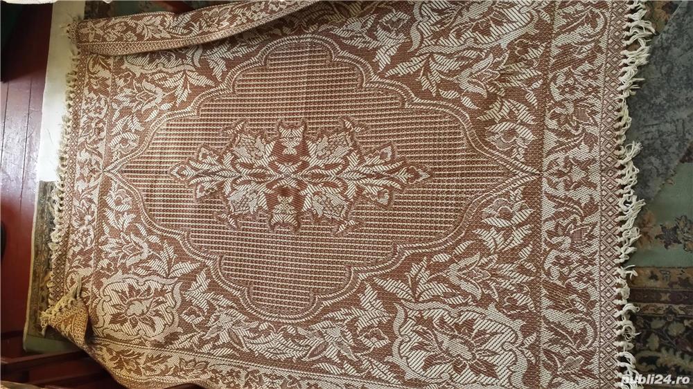 Cuvertura de culoare maro-alb,cu doua fete