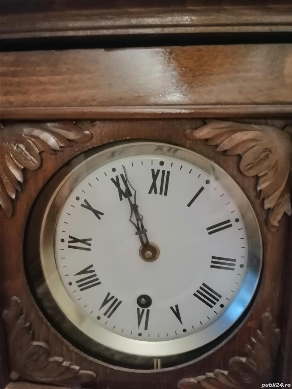 Vând ceas de perete cu pendula în stare excelenta, foarte bine întreținut și funcțional. 