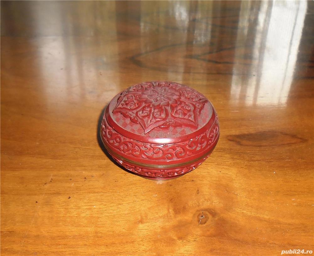 Casetă pentru bijuterii, din China (ceramică, anii 1960) Casetă pentru bijuterii, din China (ceramică, anii 1960)