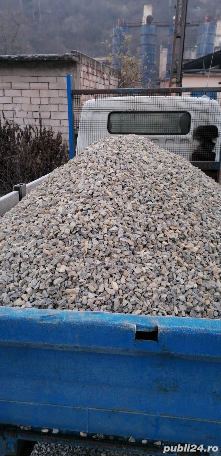 Vând nisip, pietriș