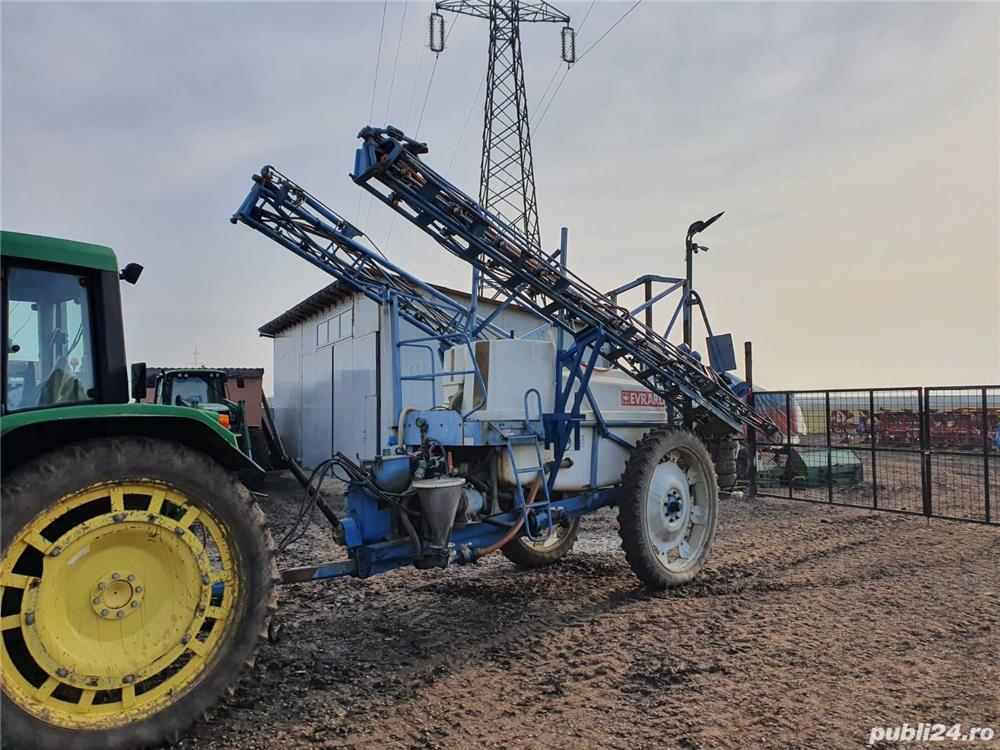 Instalatie de erbicidat tractat Evrard TA 2500, latime de lucru 24 metri, bazin 2.500 litri.