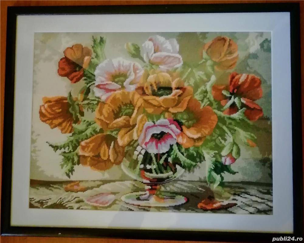 Vază cu maci, 30 x 40 cm suprafață cusută, înrămat   