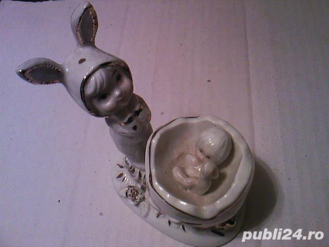 Bibelou pt. botez sau Pasti: fetita caciulita iepuroaica si nou nascut in cristelnita coaja de ou