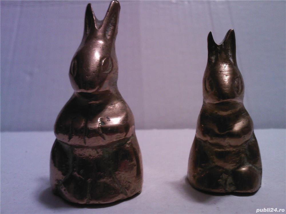 Pereche iepurasi Paste statuete vintage alama bronz Anglia