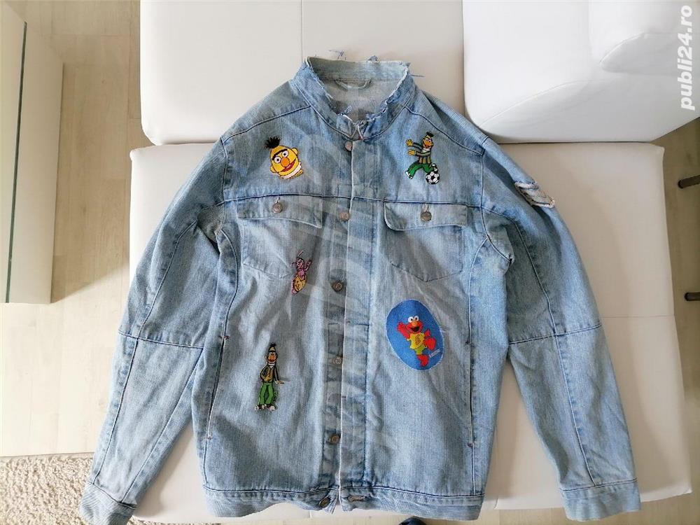 Vând geaca de blugi sport fashion calitate produs de import. 