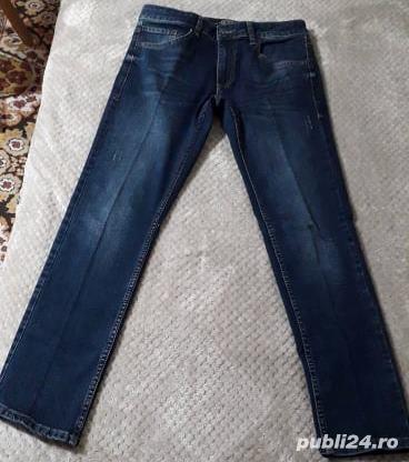 Blugi albastri adolescenti, noi