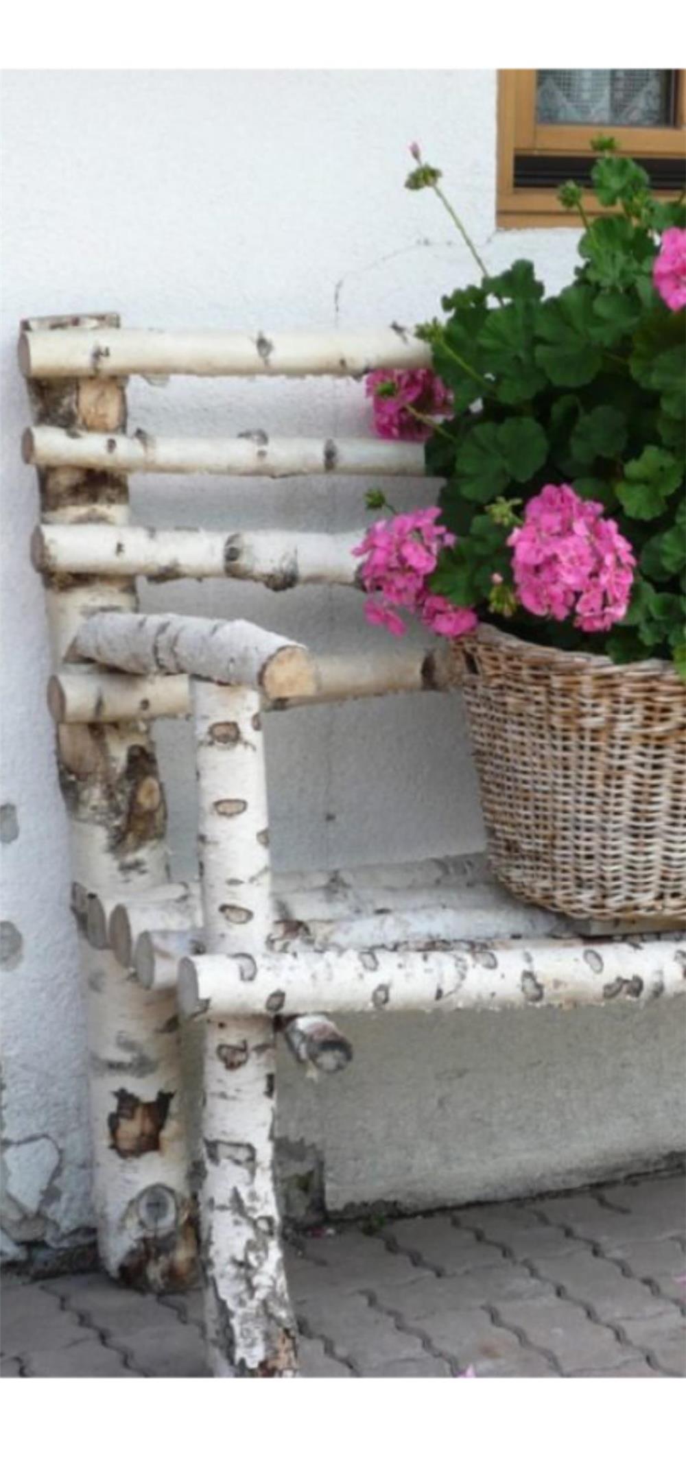 Scaune rustice pentru gradina locuinței.