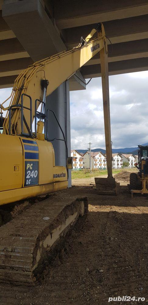 Excavator cu brat lung 