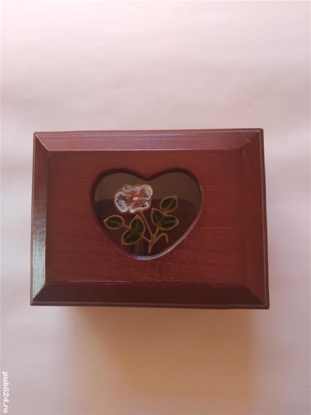 Caseta bijuterii din lemn