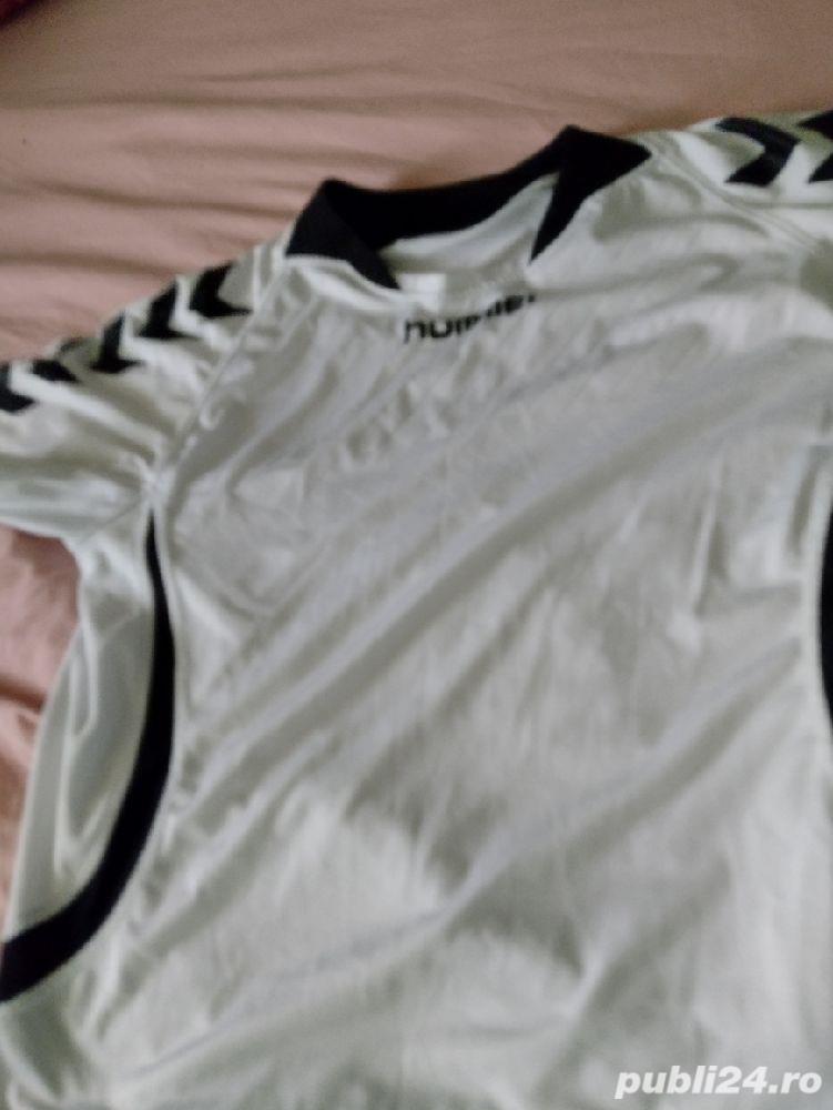 Tricouri diferite modele și culori