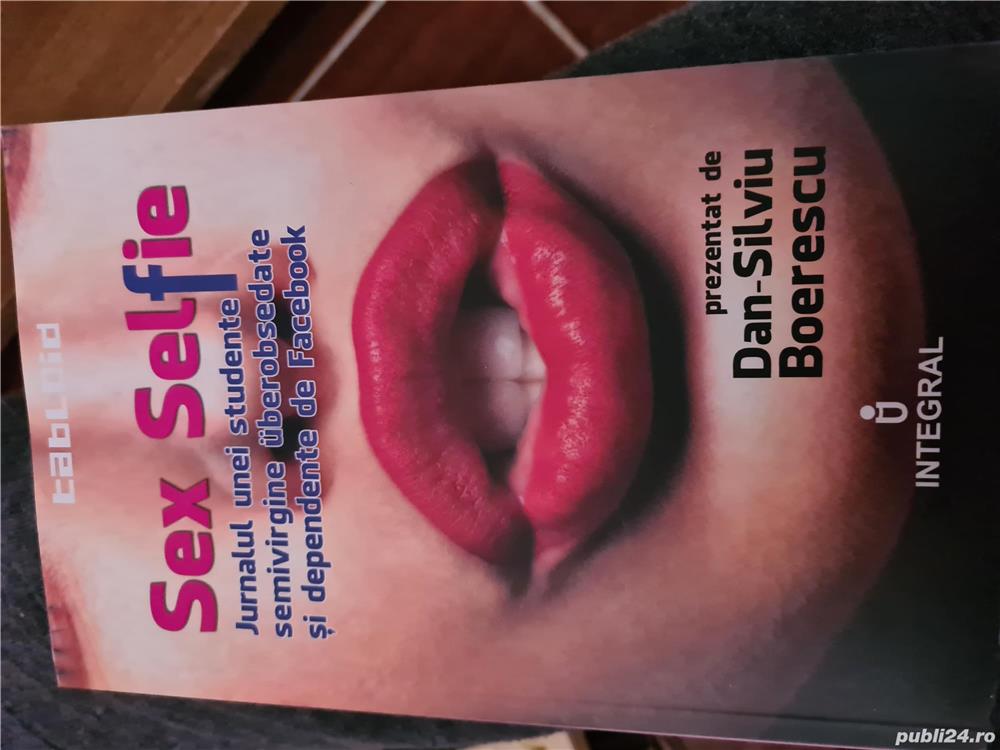 Jurnalul unei studente semivirgine uberobsedate și dependente de Facebook