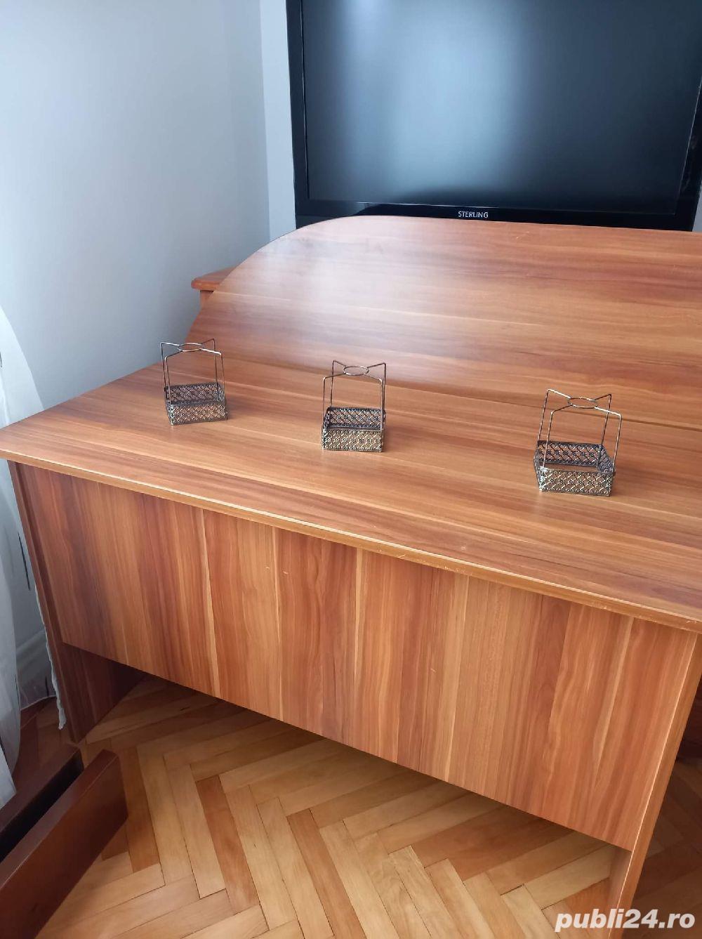 Vand birou și masa conferinta material de calitate, foarte puțin folosite. 