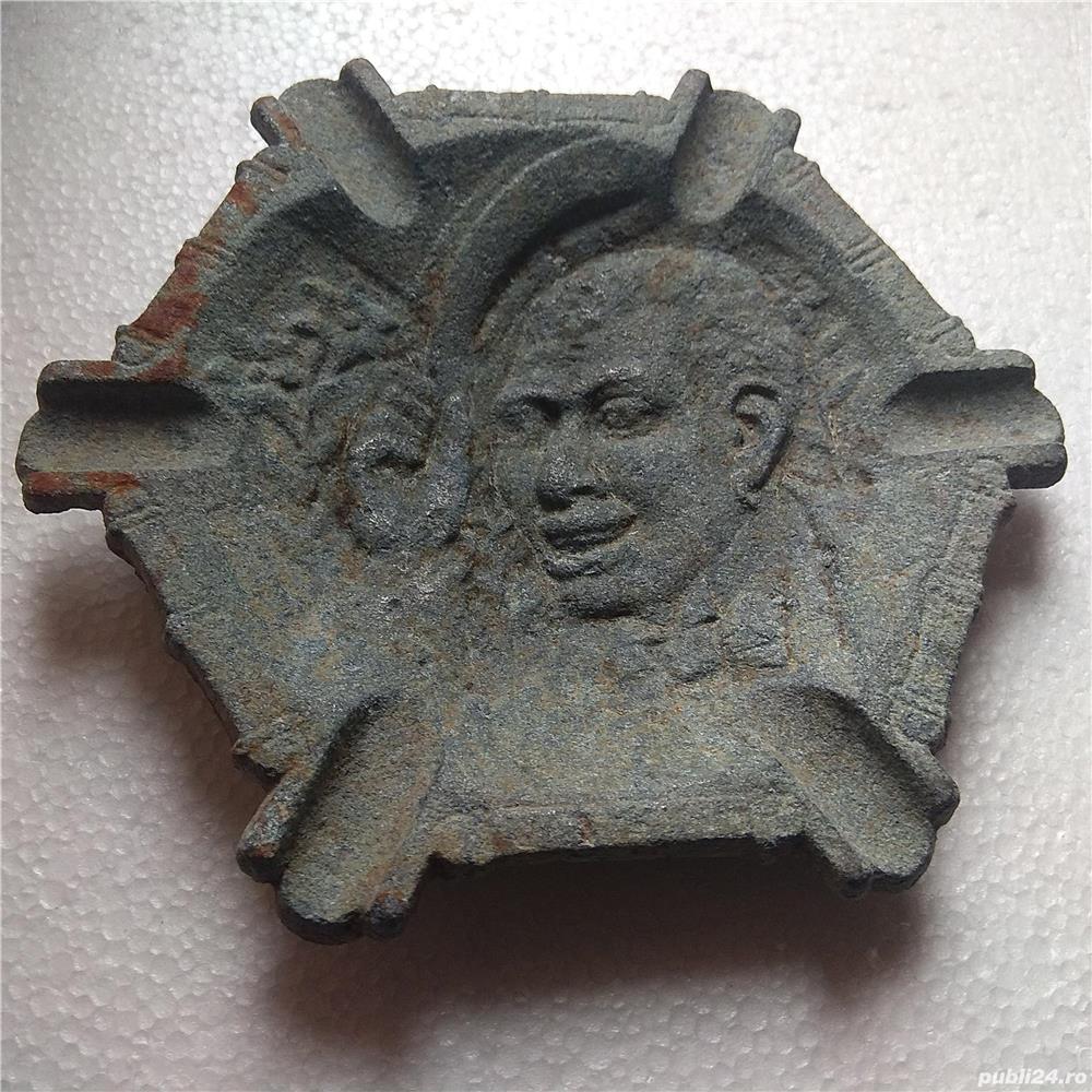 fumatorul scrumiera din metal veche de colectie