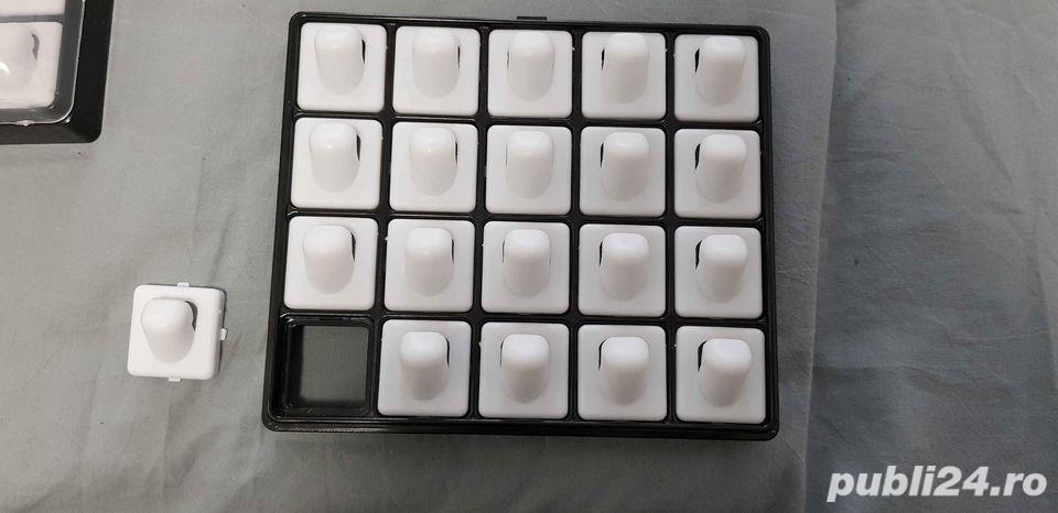 Vand 3 cutii cu capac , suport pentru inele !