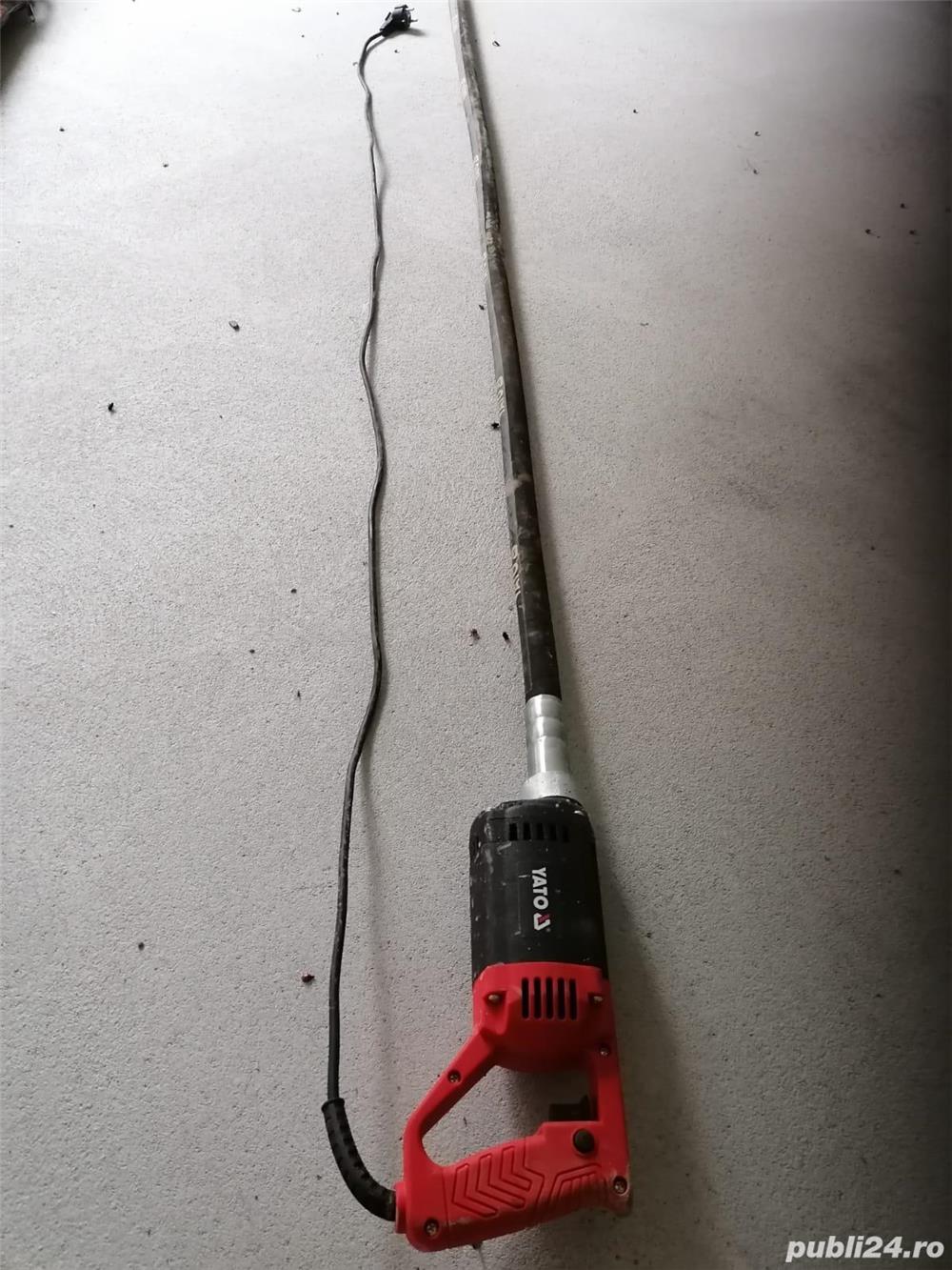 Închiriez vibrator beton.